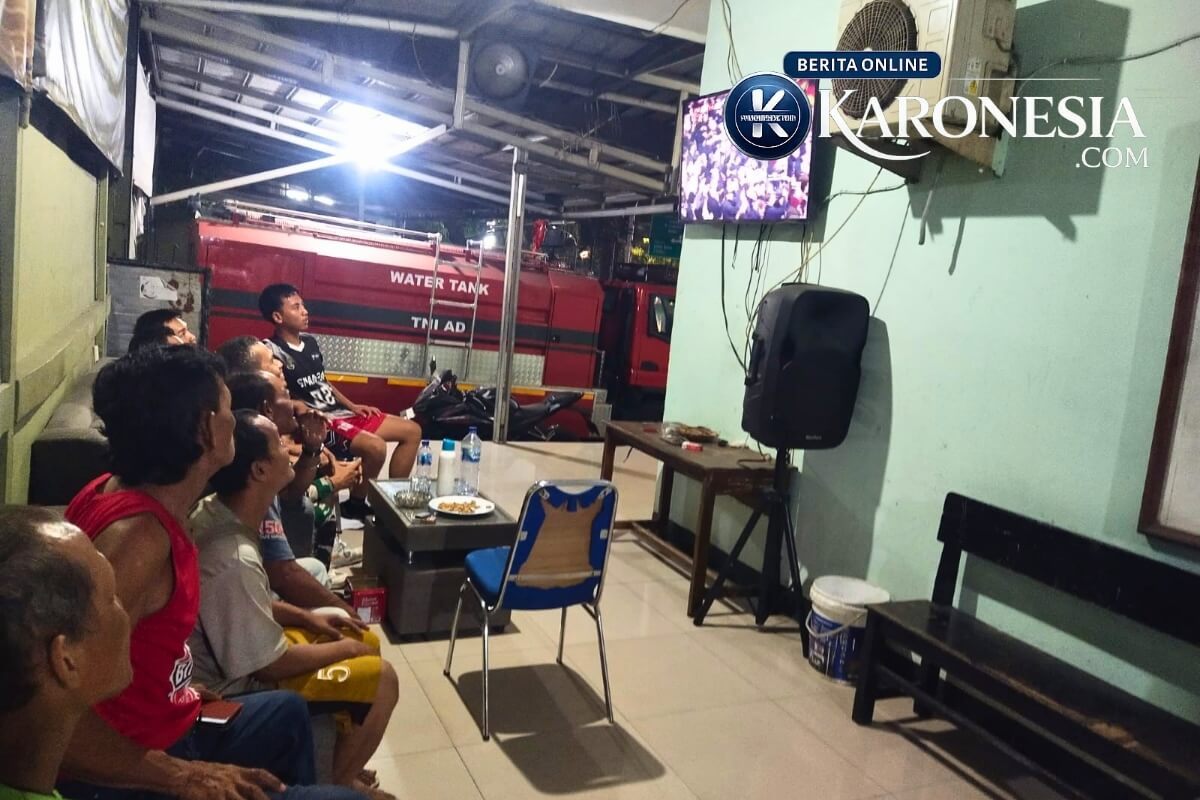 Nobar Koramil Ciputat bersama warga