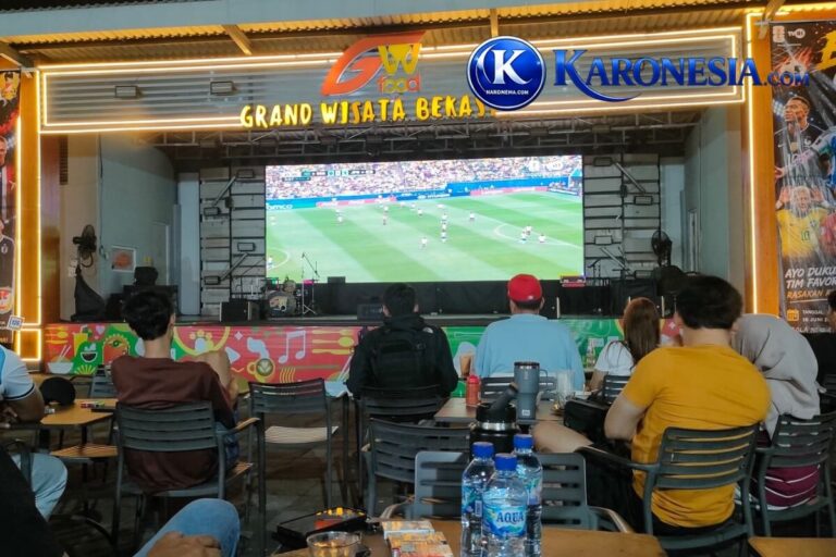 Warga menonton Piala Dunia 2026 Brasil vs Jepang di GW Food Grand Wisata Bekasi