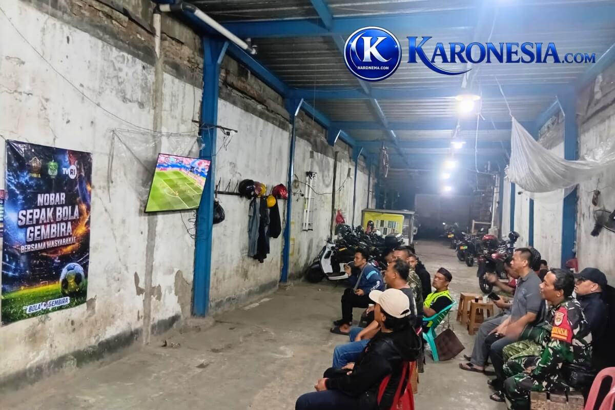 Babinsa Koramil 05 Bantar Gebang nobar Piala Dunia bersama warga
