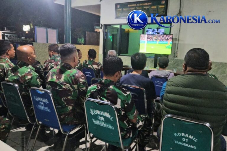 Personel TNI dan warga nobar Piala Dunia di Makoramil 01 Tangerang