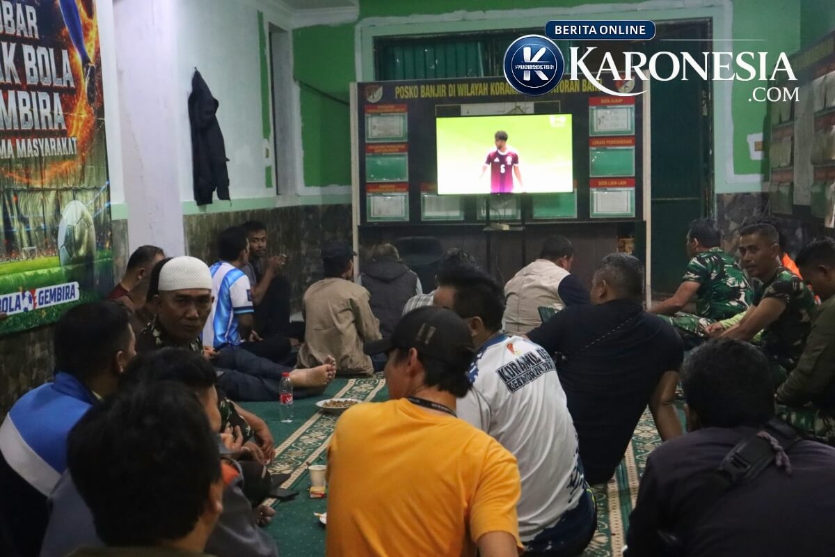 Warga menyaksikan Nobar Qatar vs Swiss di Koramil Kebayoran Baru