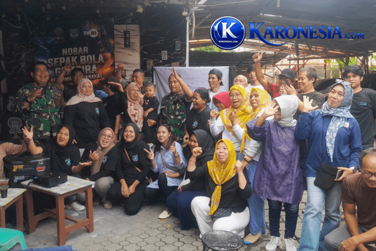 Warga dan TNI Kodim 0504 nobar sepak bola di Cilandak