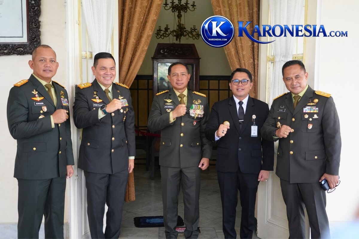 Panglima TNI Jenderal TNI Agus Subiyanto bersama Pangdam IV/Diponegoro Mayjen TNI Achiruddin saat melakukan kunjungan sejarah di Magelang.