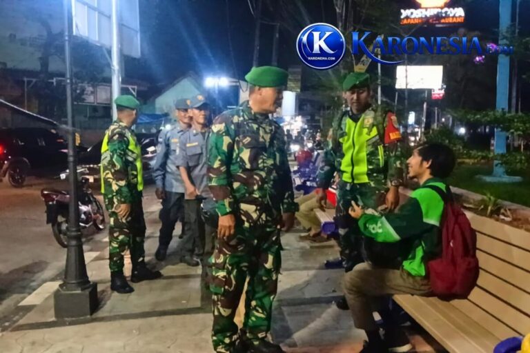 Babinsa Koramil Pondok Gede berpatroli malam dan sapa warga