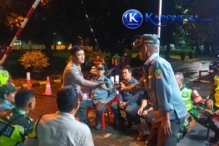 Patroli malam Koramil 03 Teluk Pucung bersama petugas keamanan.