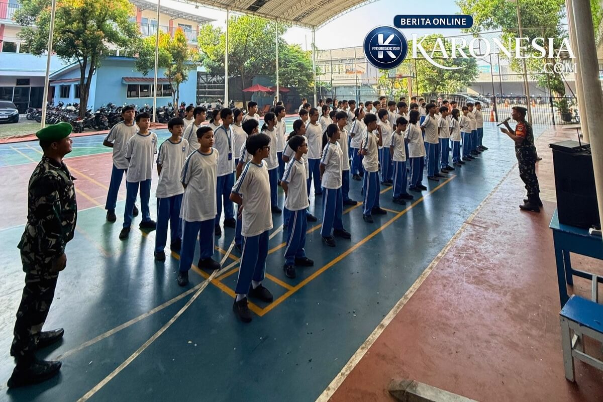 Babinsa melatih PBB siswa SMP ERENOS Ciputat.
