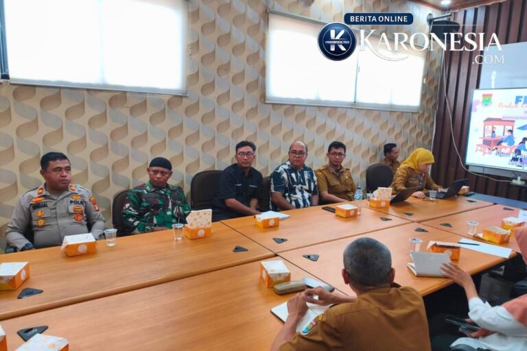 Babinsa Koramil Sepatan menghadiri rapat persiapan pameran UMKM di Kecamatan Sepatan Timur.