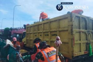 Satgas Sampah Ciputat Bersihkan Jalan Dewi Sartika