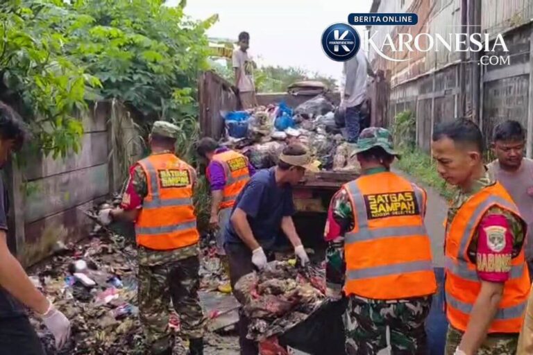 Satgas Kodim 0510 membersihkan tumpukan sampah di Curug.
