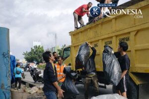 Satgas Sampah Kodim 0506 Bersihkan Saluran Air di Pamulang