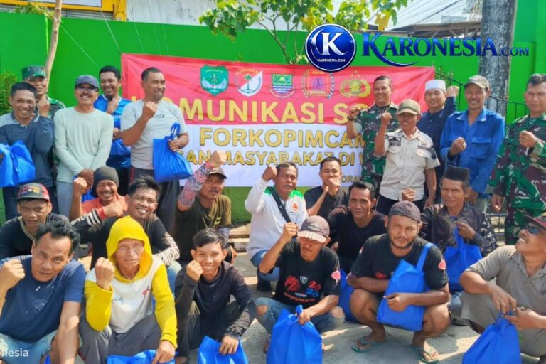 Warga Kronjo Pontang berfoto bersama usai menerima paket sembako dari Koramil 08/Kronjo