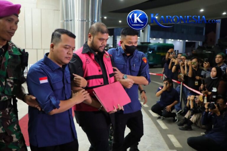 Tersangka GHS mengenakan rompi merah muda digiring penyidik Kejaksaan Agung