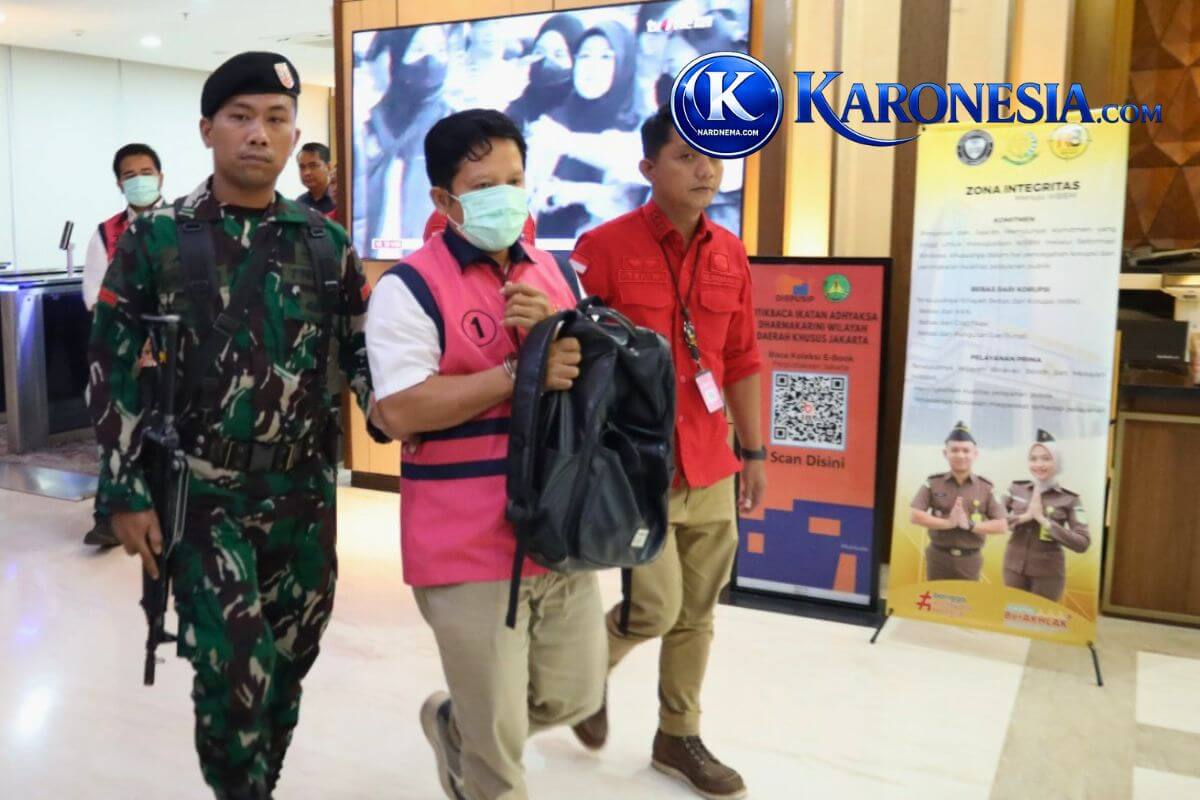 Tersangka korupsi Kementerian PU mengenakan rompi merah muda digiring penyidik Kejati DKJ Jakarta