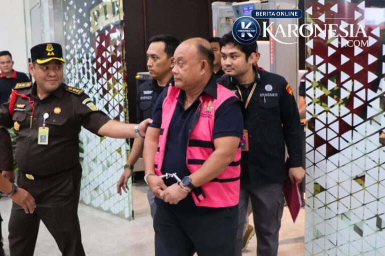 Eks Kepala BGN DH digiring jaksa usai ditetapkan tersangka korupsi MBG