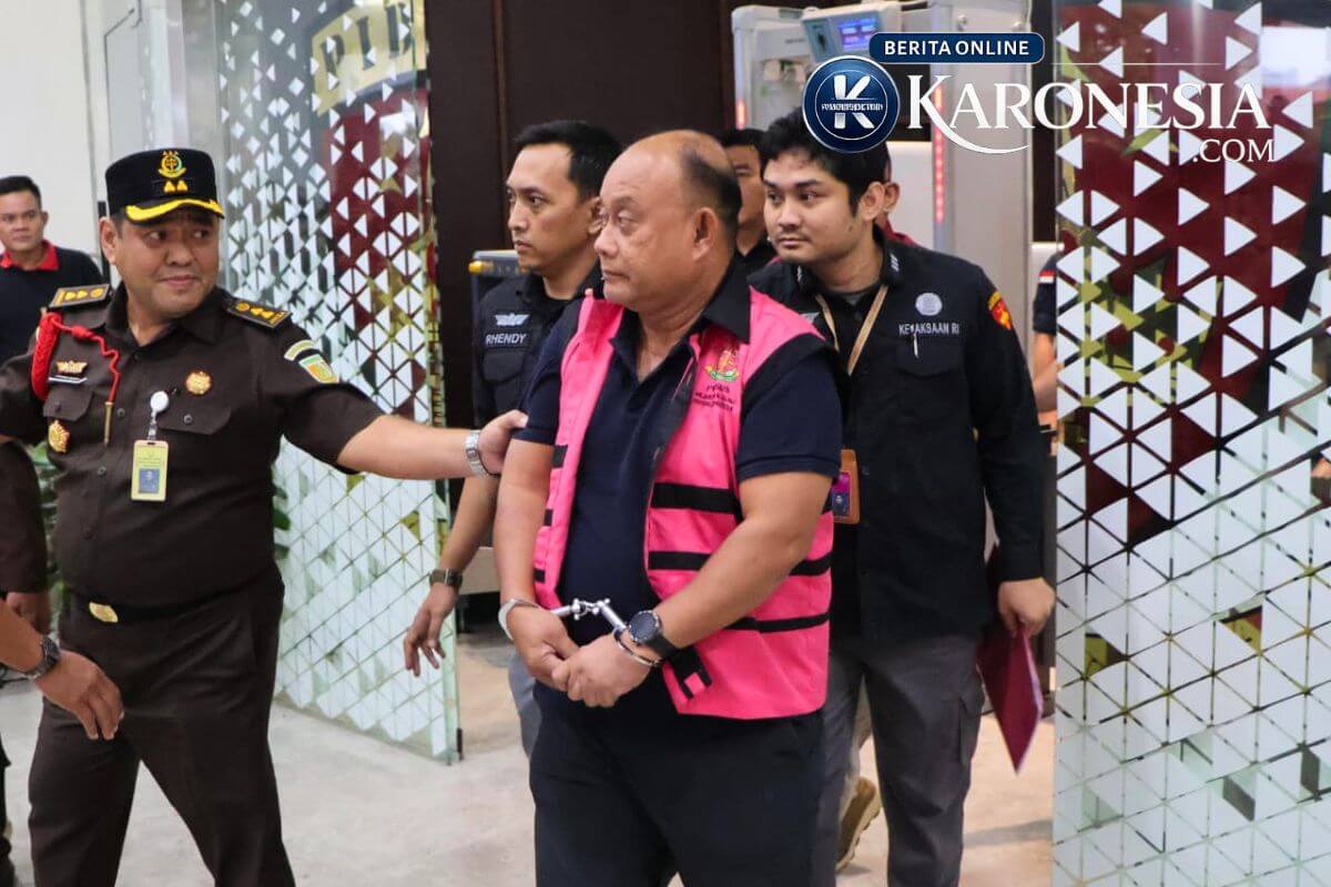 Eks Kepala BGN DH digiring jaksa usai ditetapkan tersangka korupsi MBG