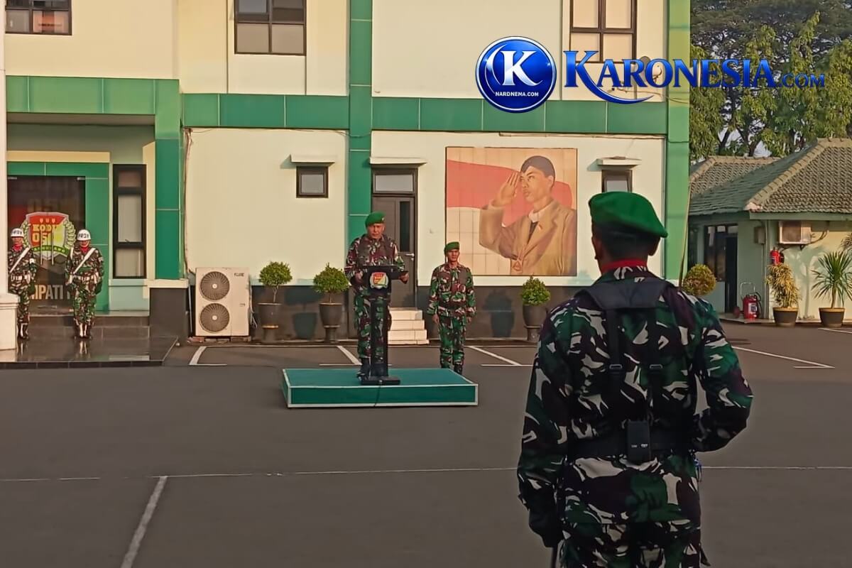 Inspektur Upacara memimpin upacara bendera mingguan Kodim 0506 Tangerang