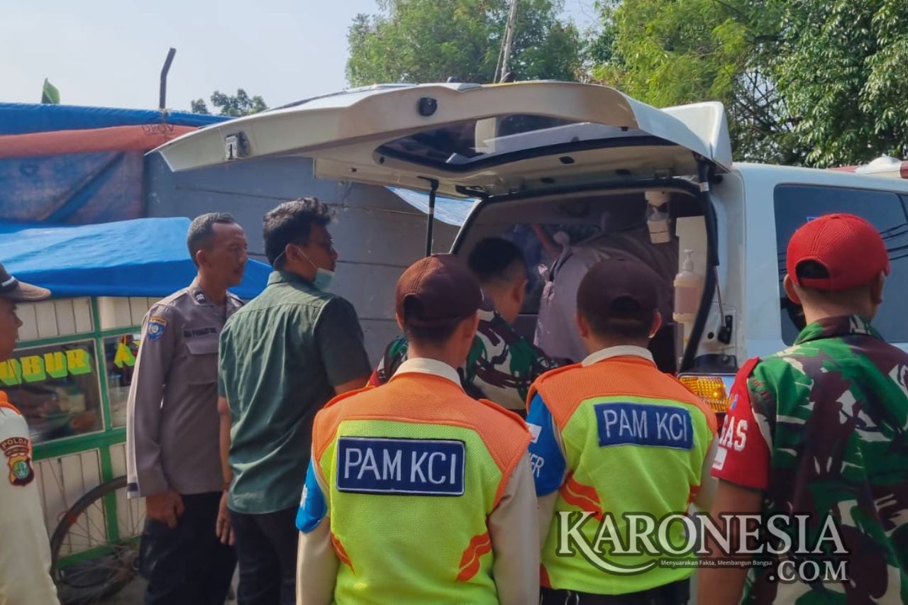 Petugas gabungan membawa perempuan diduga ODGJ menuju ambulans di Jurangmangu