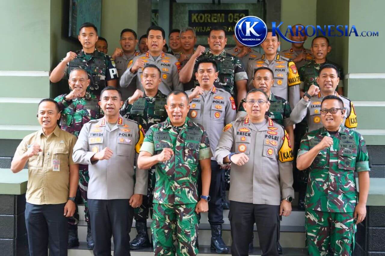 Foto bersama pejabat TNI dan Polri usai silaturahmi di Korem 052