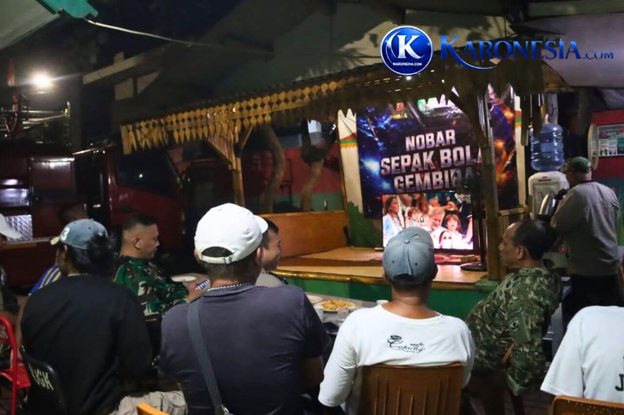 Warga Jagakarsa nobar sepak bola bersama TNI