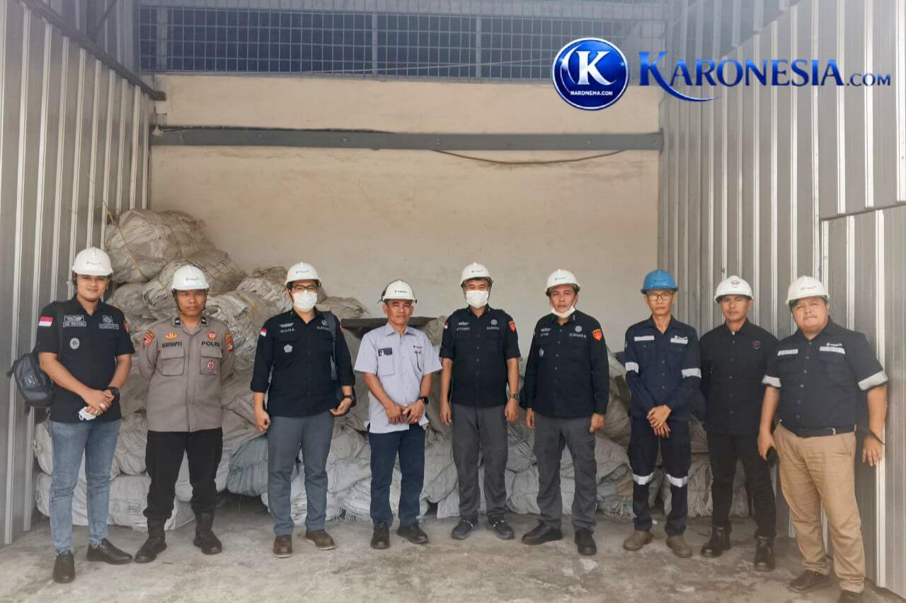 Tim Jaksa Eksekutor melakukan penyitaan aset komoditas timah terpidana Tamron alias Aon di gudang smelter.