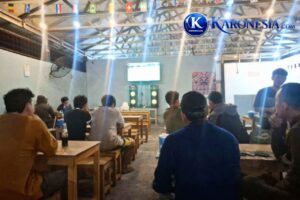 Warga menghadiri nonton bareng Piala Dunia 2026 di warung kopi.