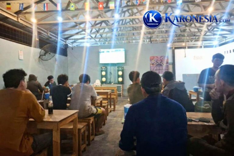 Warga menghadiri nonton bareng Piala Dunia 2026 di warung kopi.
