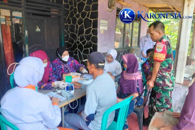 Petugas kesehatan memeriksa tekanan darah warga dalam bakti sosial Koramil Curug