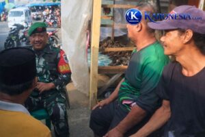 Babinsa Ciputat Ajak Warga Jaga Kebersihan Lingkungan Pangkalan Angkot