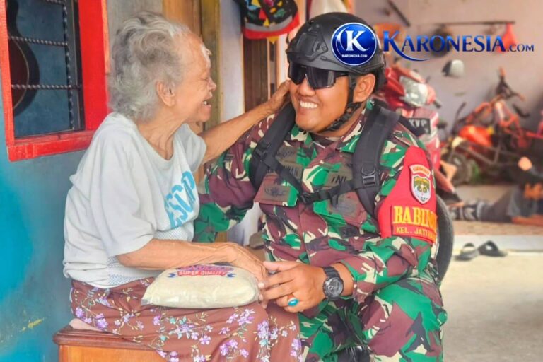 Babinsa Jatiraden serahkan bantuan Jumat Berkah kepada lansia
