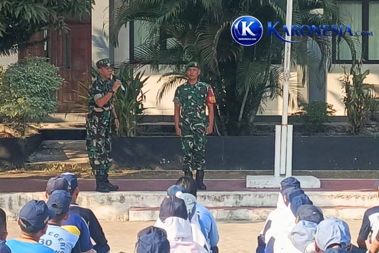 Dua anggota TNI memberikan pengarahan latihan PBB kepada siswa SMKN 1 Tangerang.