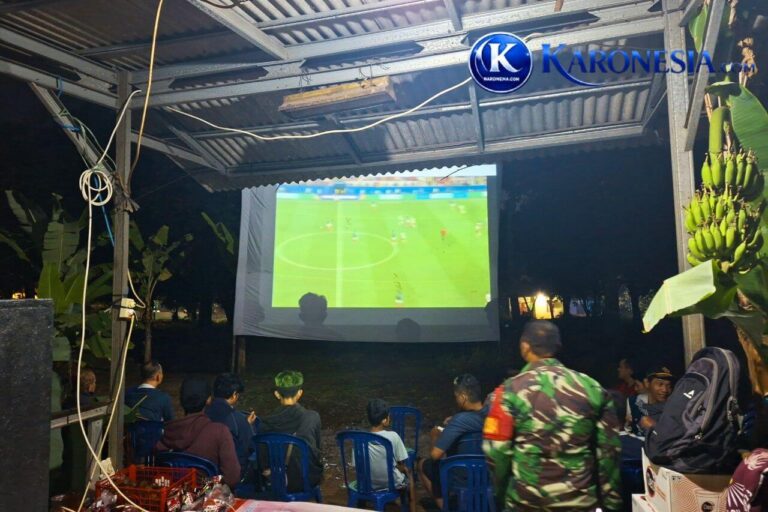 Anggota Babinsa Koramil Bantar Gebang nonton bareng sepak bola bersama warga.