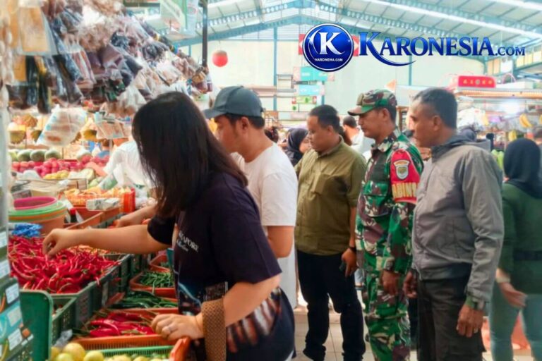 Babinsa memantau harga sembako di pasar tradisional.