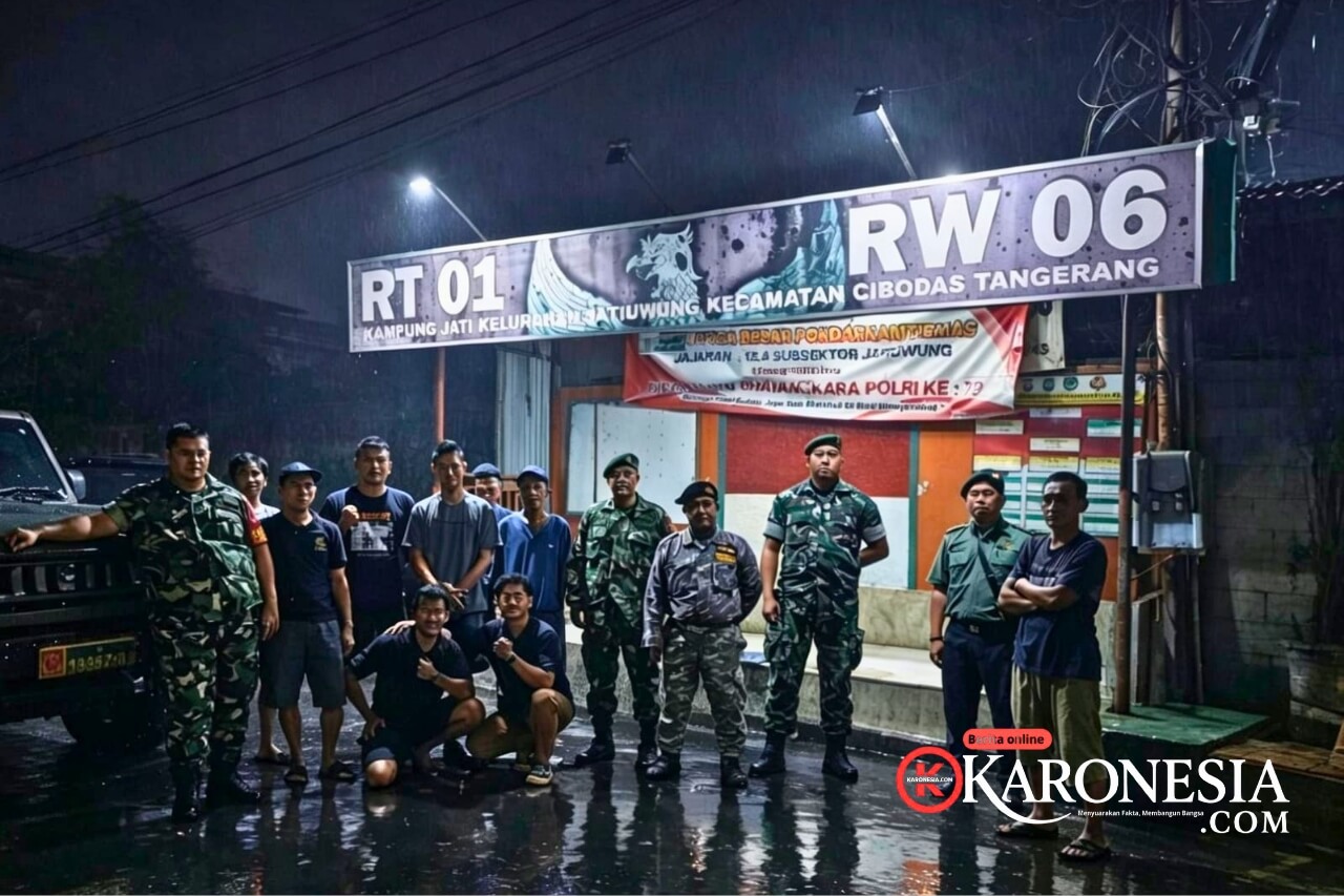 Babinsa Kodim Tangerang berdialog dengan warga saat patroli malam