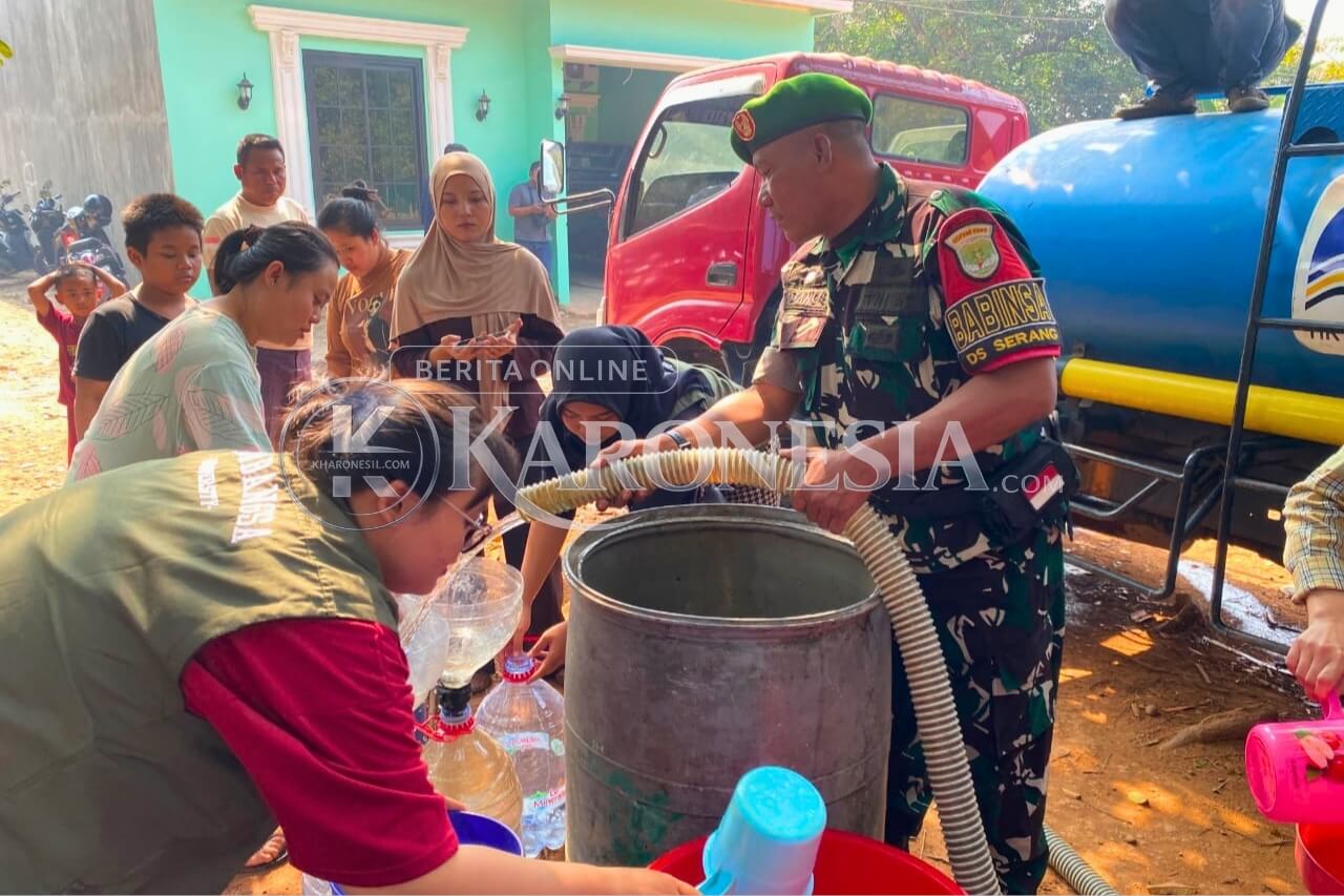 Babinsa dan Perumda Tirta Bhagasasi salurkan air bersih ke warga