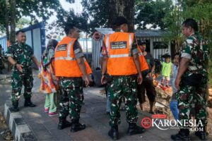 Darurat Sampah, Babinsa Cibodas Turun Tangan Bersihkan Jalan