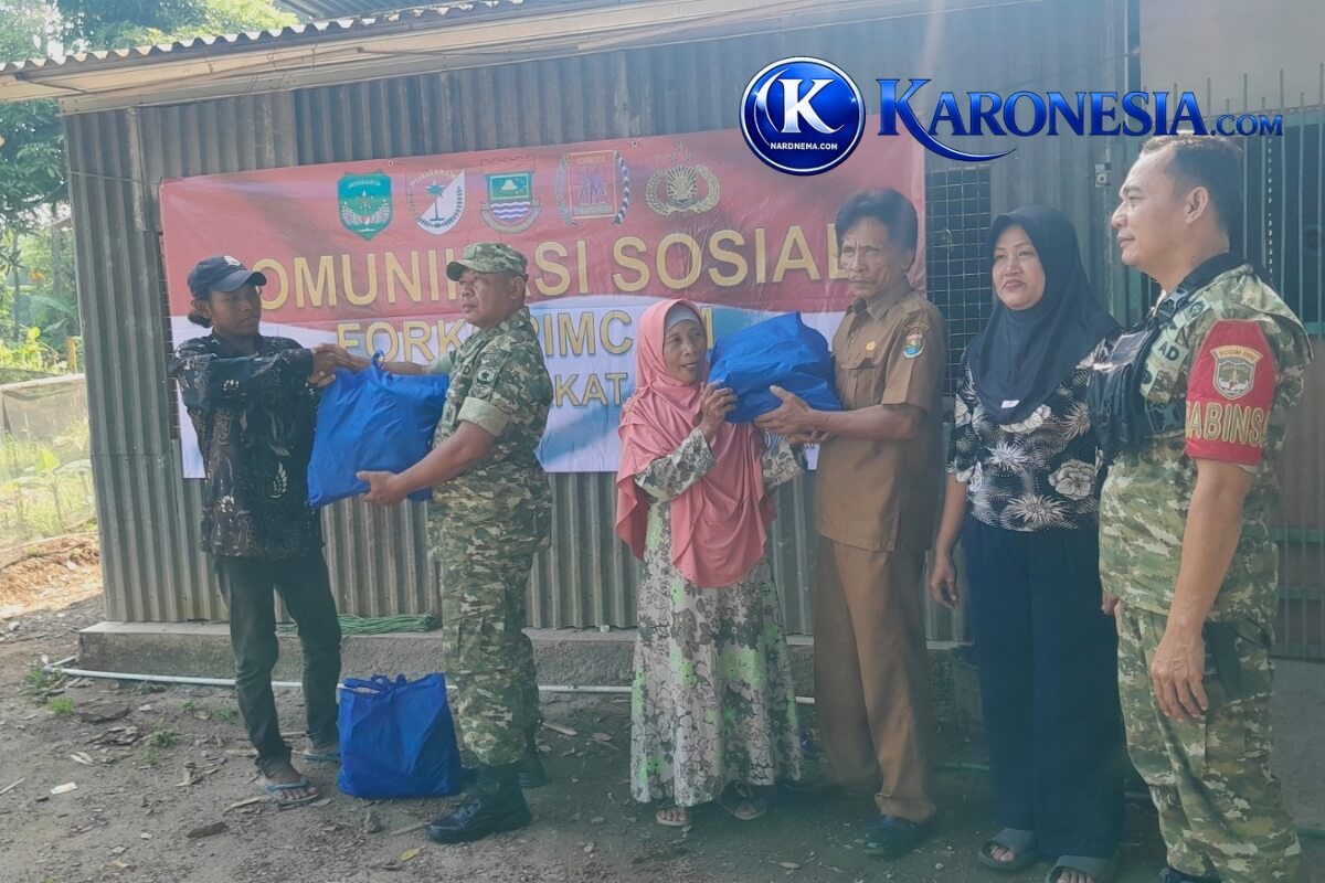 Babinsa serahkan paket sembako kepada warga Desa Onyam