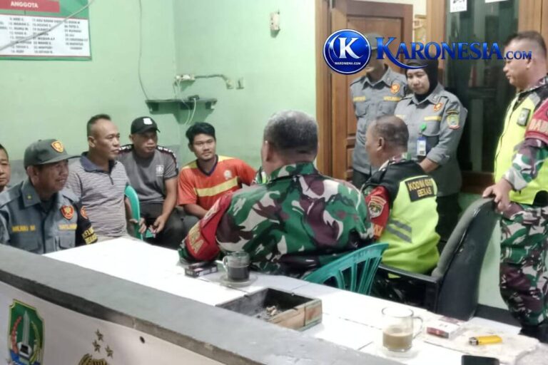 Babinsa Koramil 03/Teluk Pucung berdialog dengan warga di Bekasi