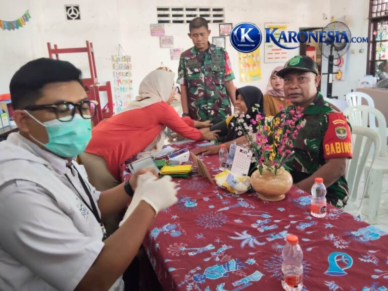 Warga Kayu Putih periksa kesehatan gratis didampingi Babinsa Koramil Pulogadung