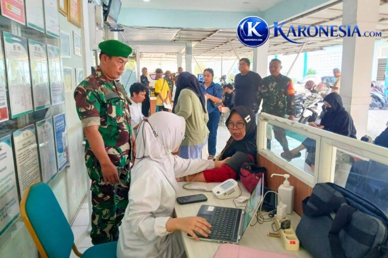 Petugas kesehatan periksa tekanan darah warga didampingi anggota Koramil Ciputat