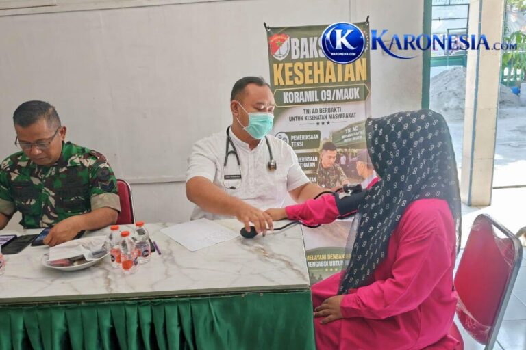 Petugas medis periksa tekanan darah warga saat baksos kesehatan Koramil Mauk