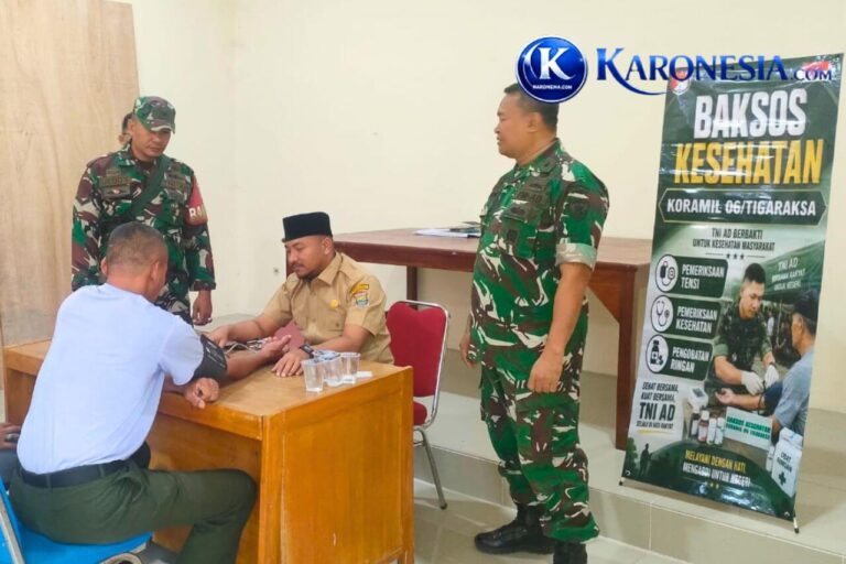 Petugas medis memeriksa tekanan darah warga saat baksos kesehatan Koramil Tigaraksa.