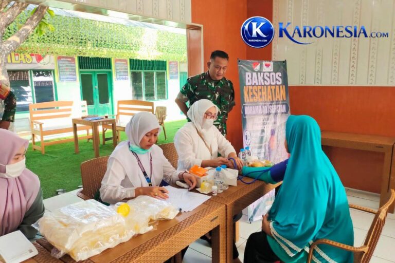 Pemeriksaan tekanan darah warga saat baksos kesehatan Koramil 10/Sepatan