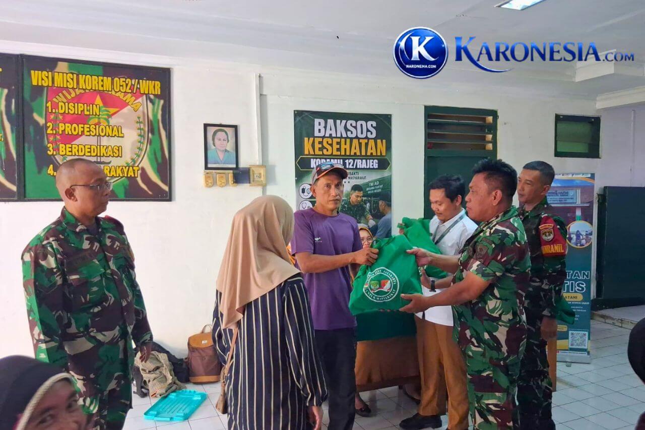 Penyerahan paket sembako kepada warga di Koramil 12/Rajeg.