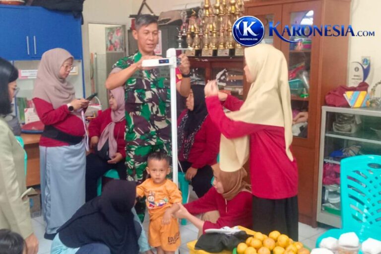 Petugas mengukur tinggi badan warga pada bakti kesehatan di Jatinegara.