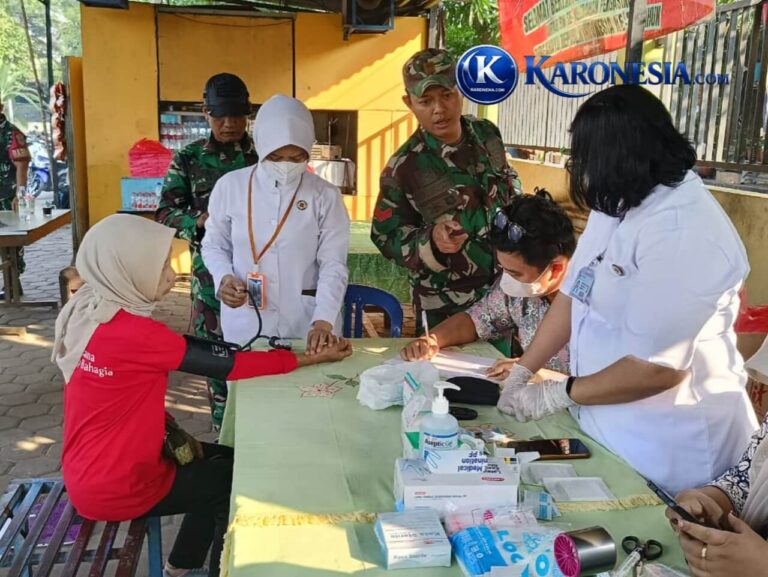 Petugas kesehatan periksa tekanan darah warga lansia saat bakti kesehatan Kodim 0507/Bekasi.