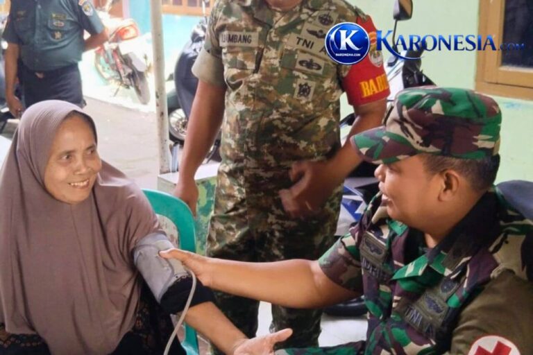 Babinsa periksa tekanan darah warga lansia di Jatinegara