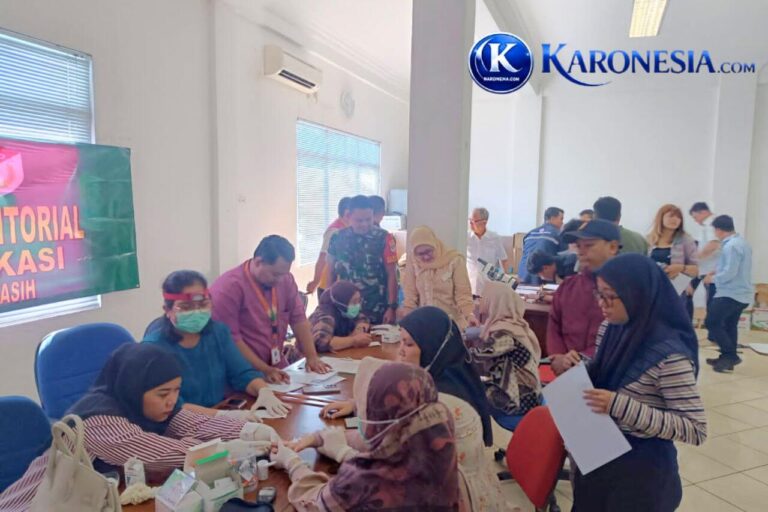 Pemeriksaan kesehatan warga di Bakti Kesehatan Teritorial Jatiasih Bekasi