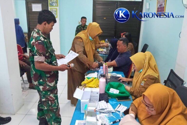 Petugas Koramil dan Puskesmas Kota Baru periksa kesehatan warga Bekasi
