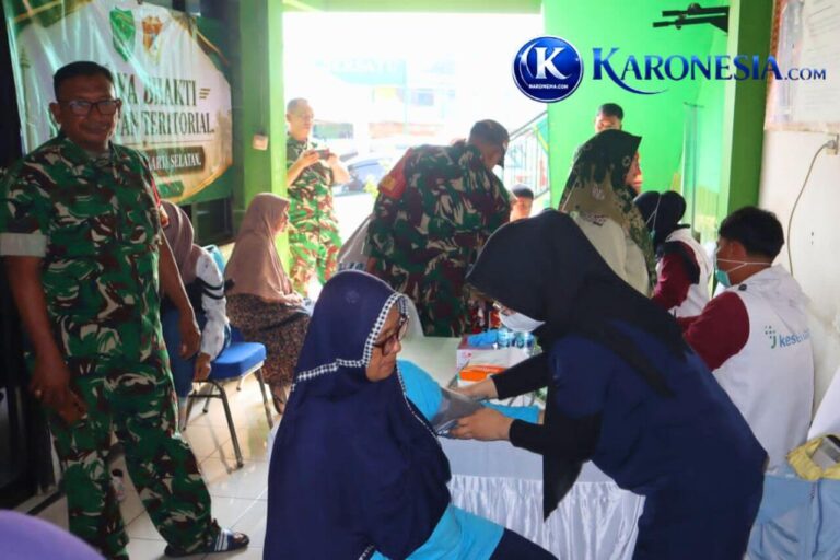 Suasana pemeriksaan kesehatan gratis di Makoramil 06/Setiabudi.