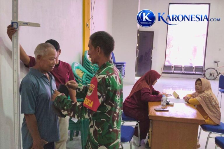 Babinsa Koramil 06/Setu dampingi warga saat pemeriksaan kesehatan gratis